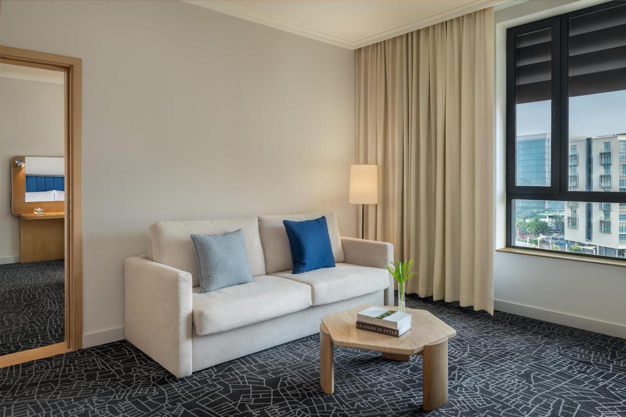 Deluxe Family King Suite Plaza View Theme Park Access