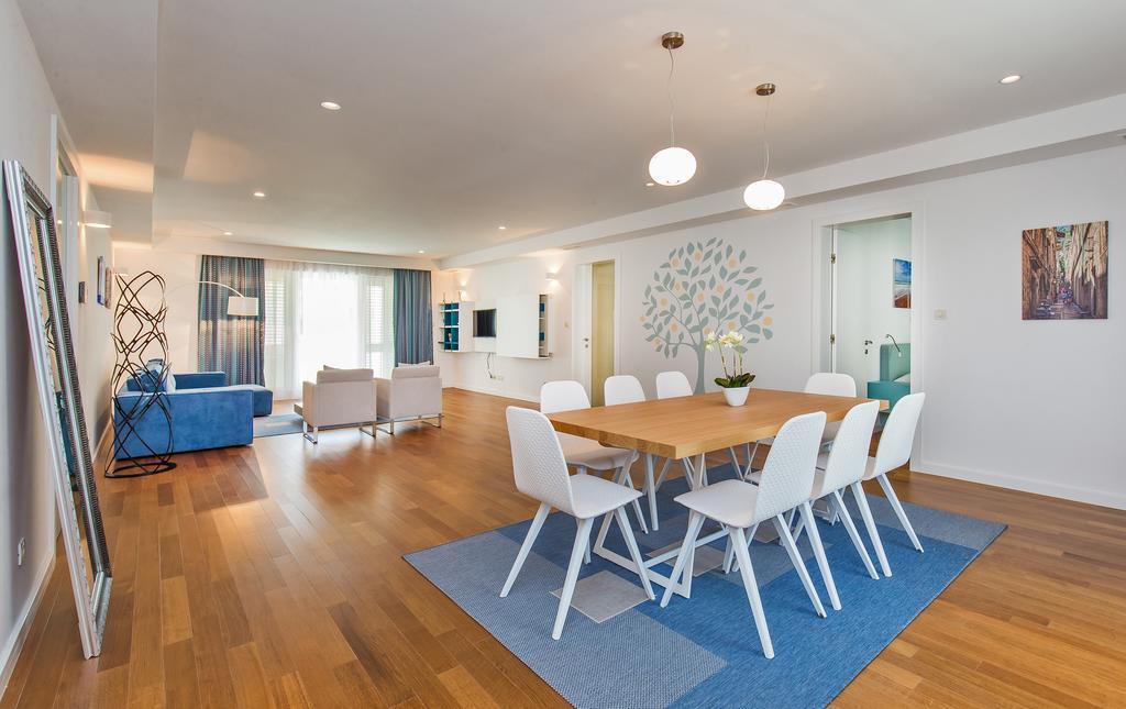 Deluxe Three-Bedroom Apartment Terrace Garden View