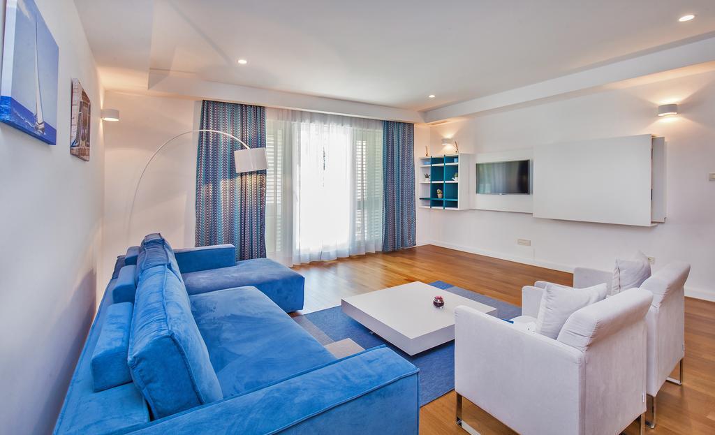 Deluxe Three-Bedroom Apartment Terrace Garden View