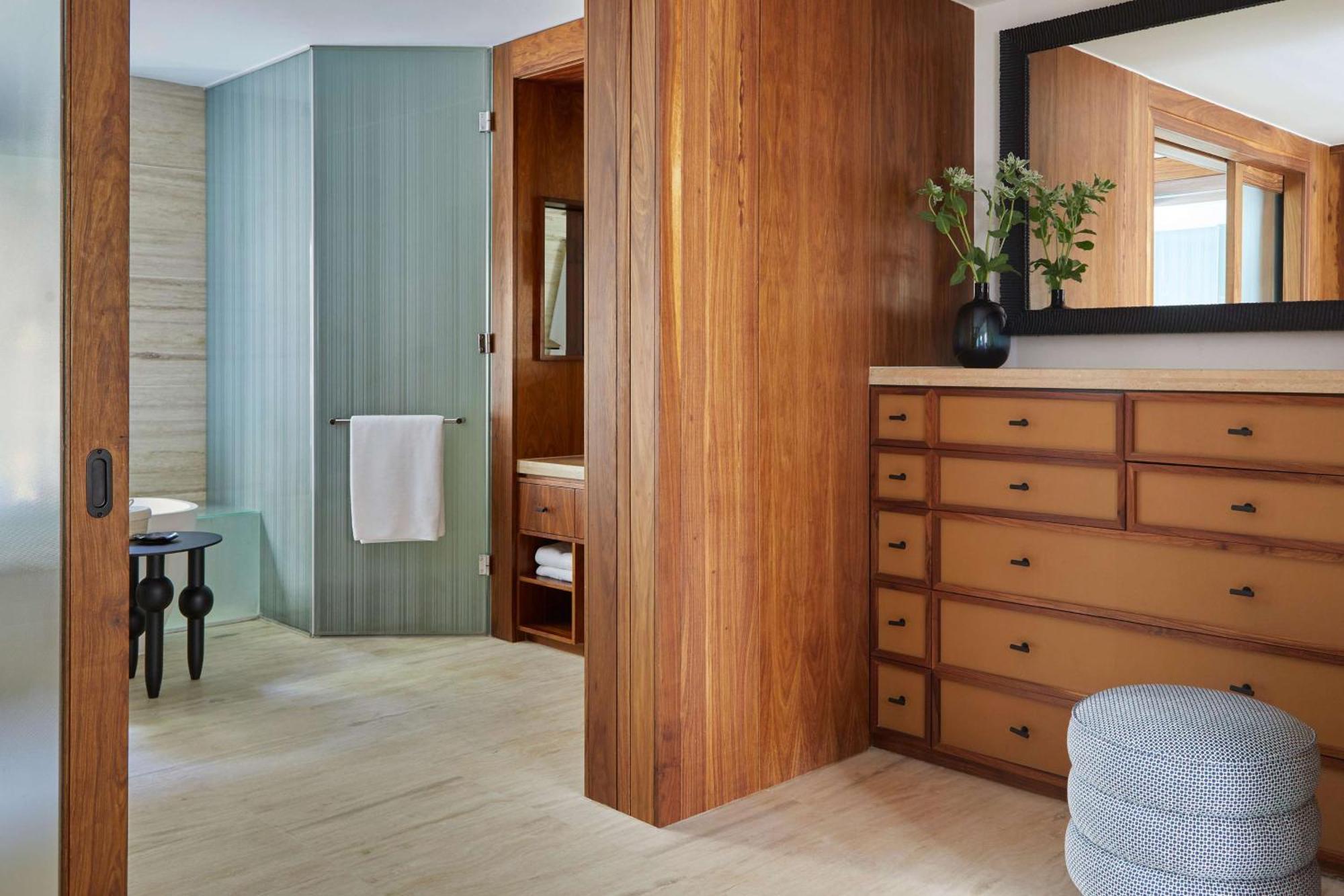 Island Superior King Room