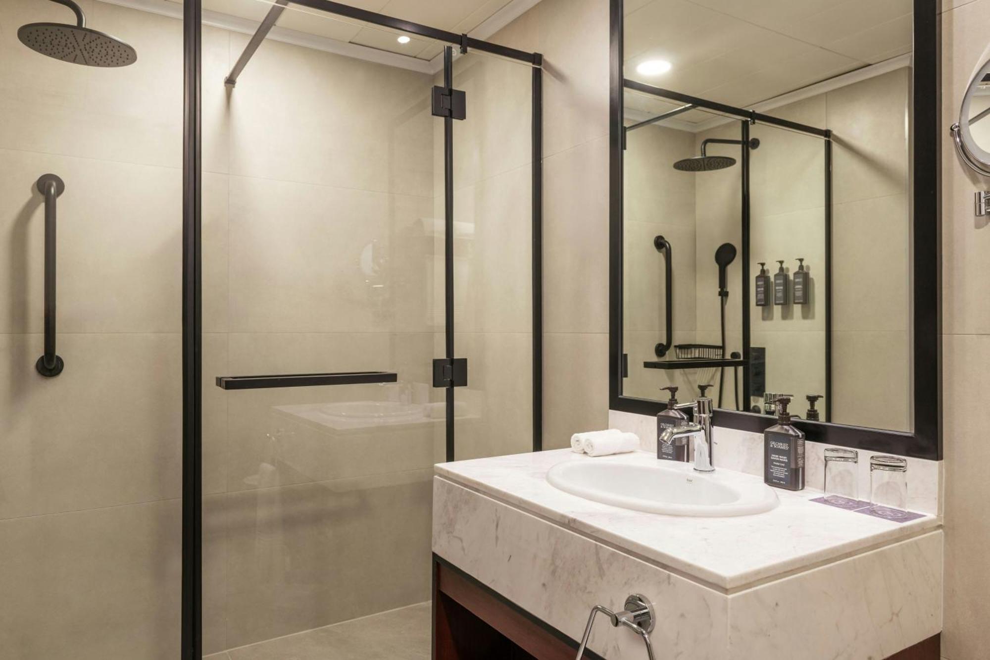 Family Connecting Deluxe Room, Partial Sea View, 1 King and 2 Twin