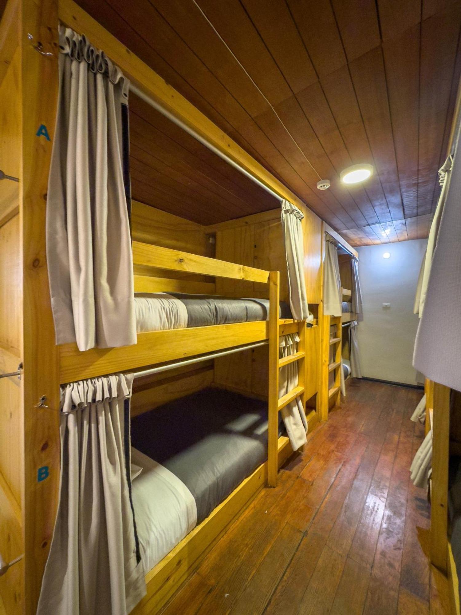 Cama Deluxe em Dormitório de 8 Camas com Banheiro