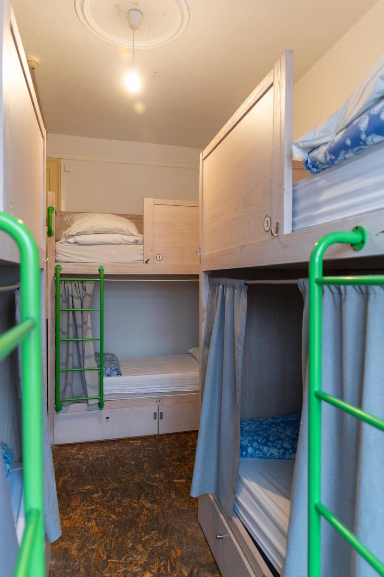 Cama em Dormitório Misto com 6 Camas e Banheiro