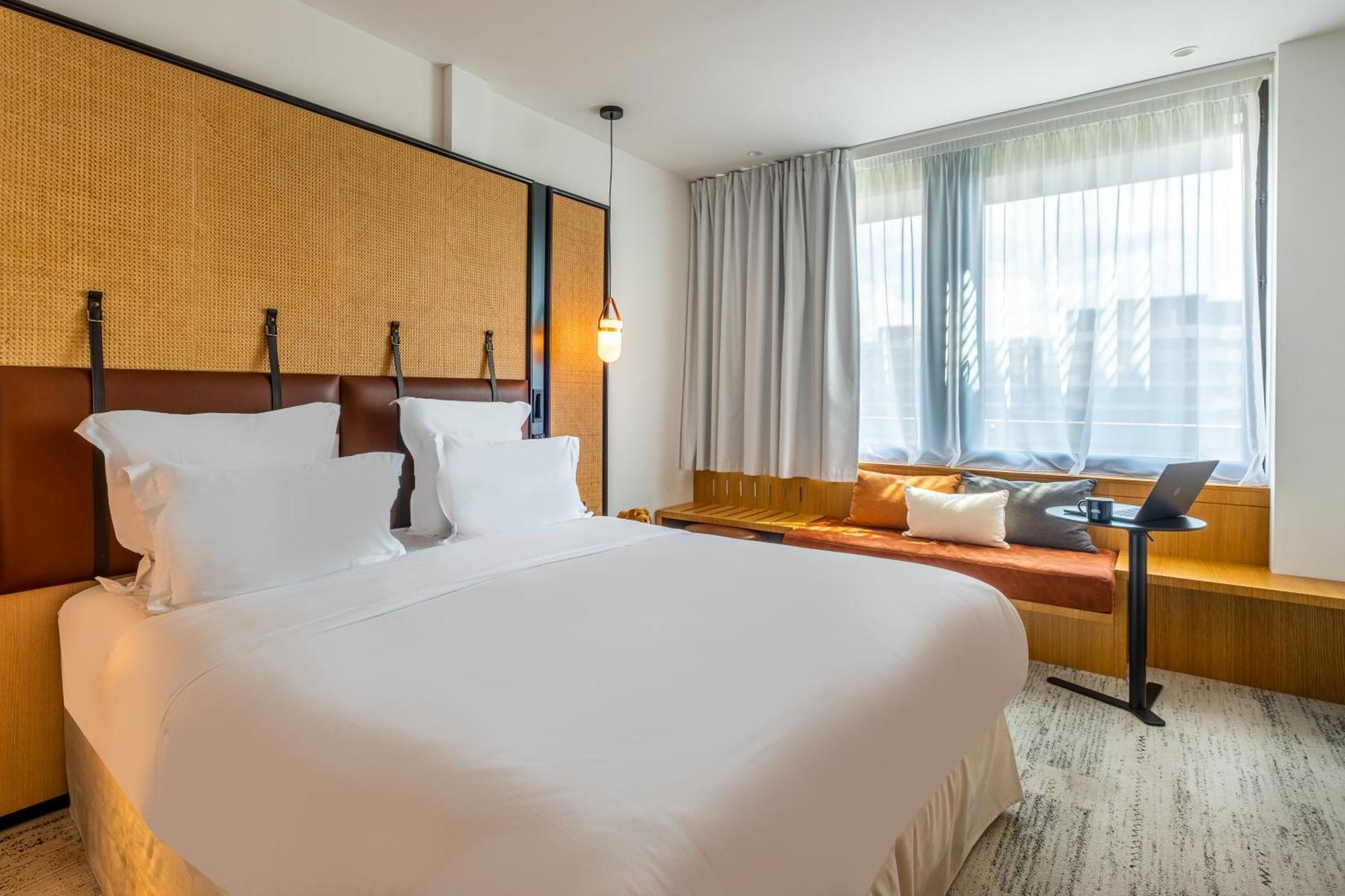 Corner Deluxe King Room