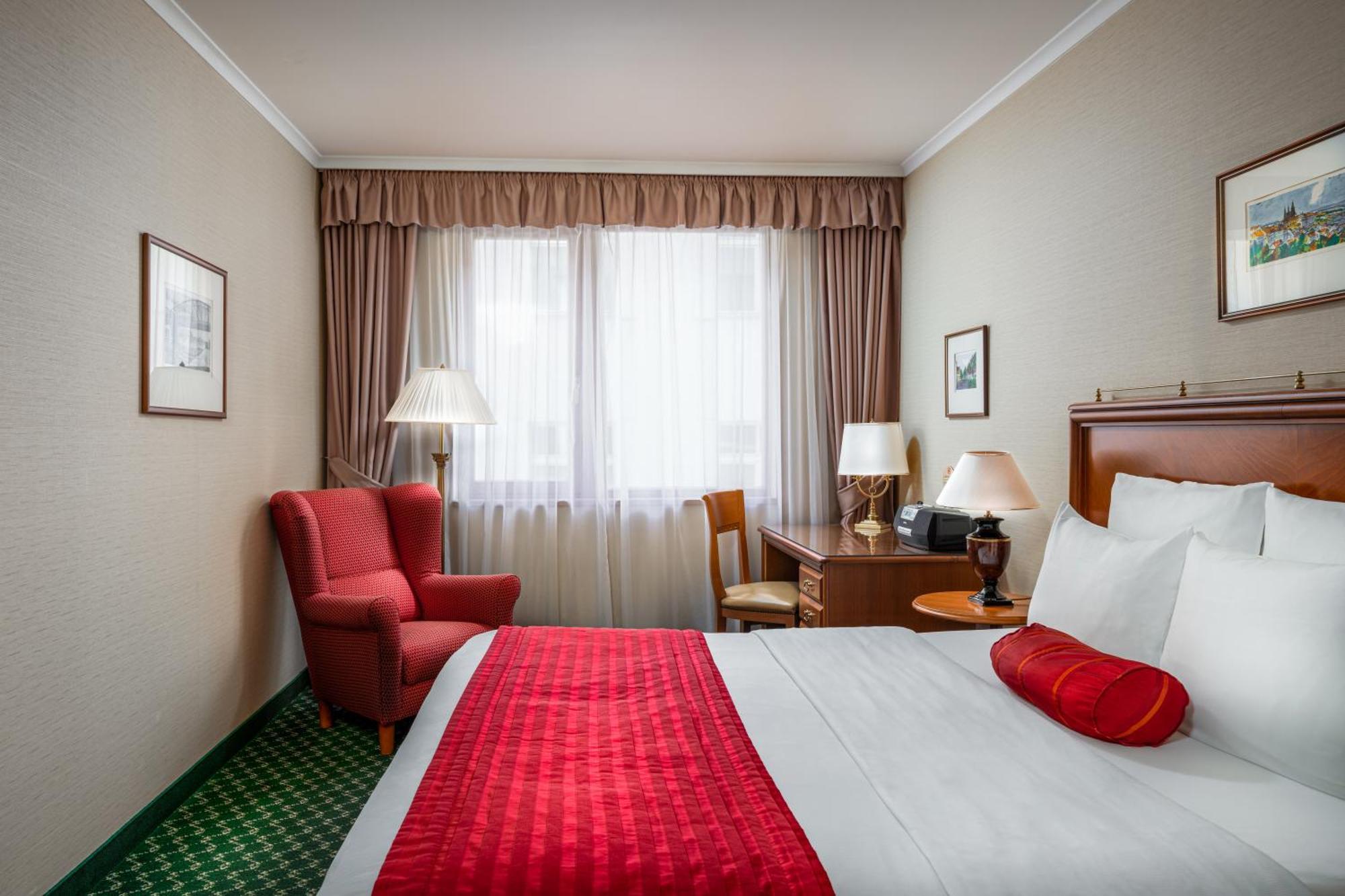 Deluxe One-Bedroom Apartment