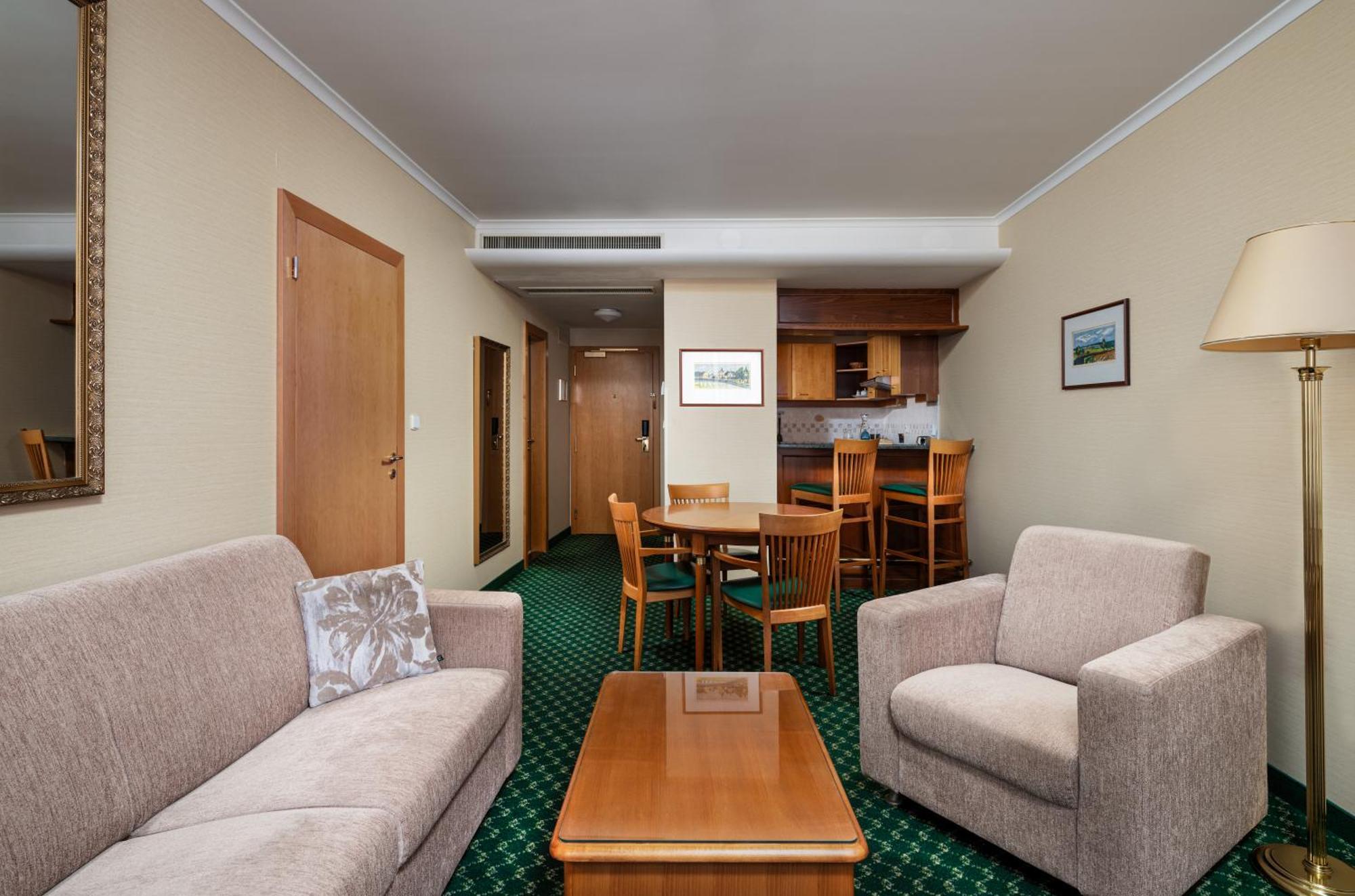 Deluxe One-Bedroom Apartment
