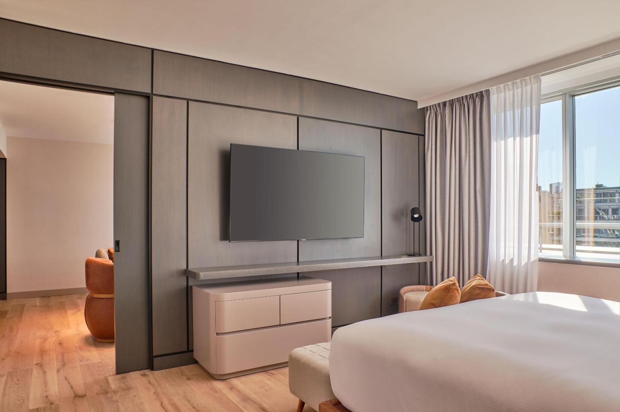 Executive King Petite Suite,1758302257:JPEG