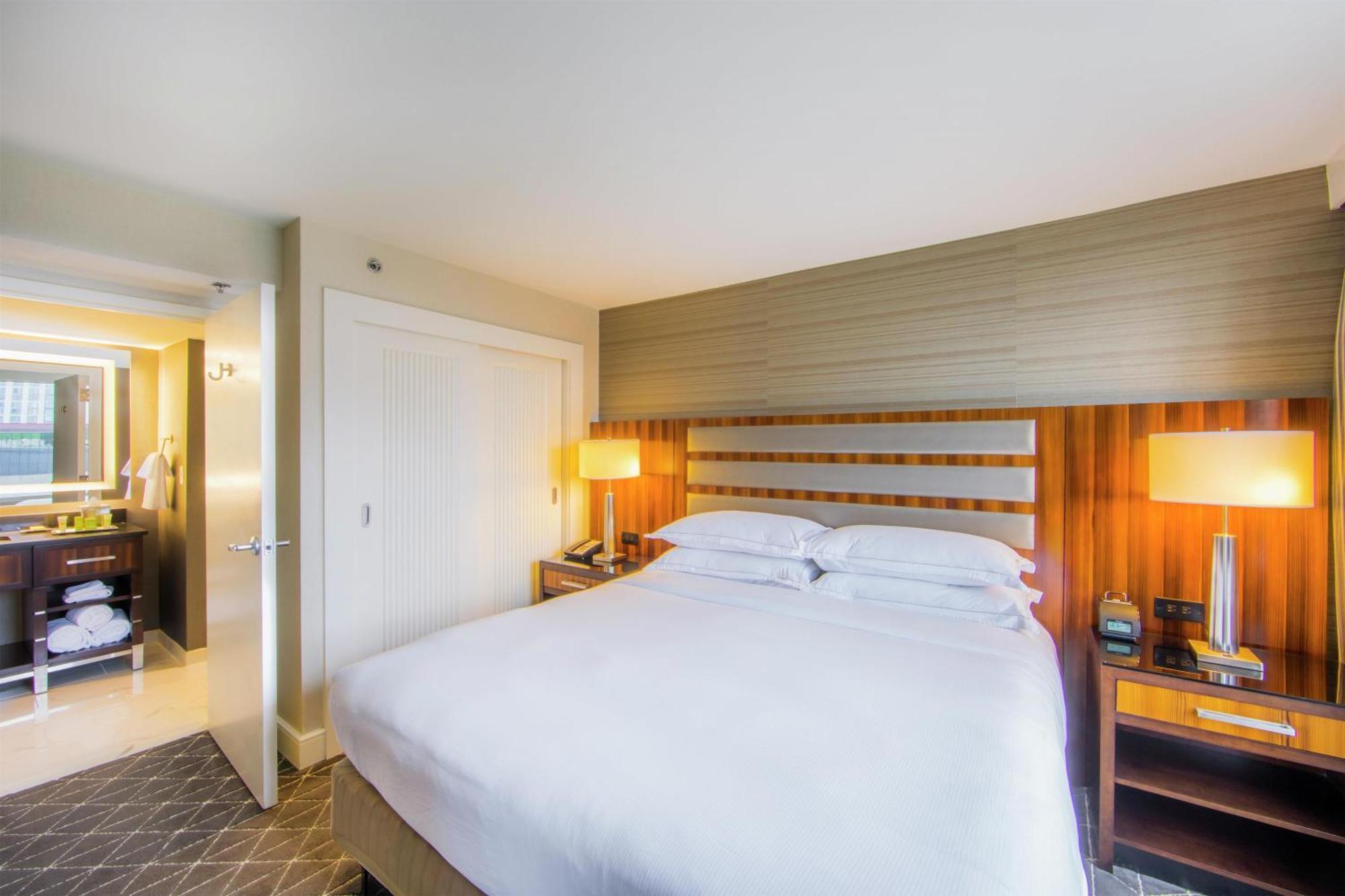 Quarto Executivo com Cama King-size e Vista do Parque