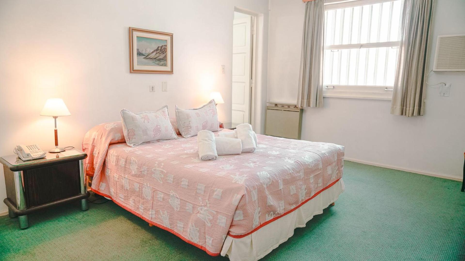 Quarto com Cama de Casal ou 2 de Solteiro