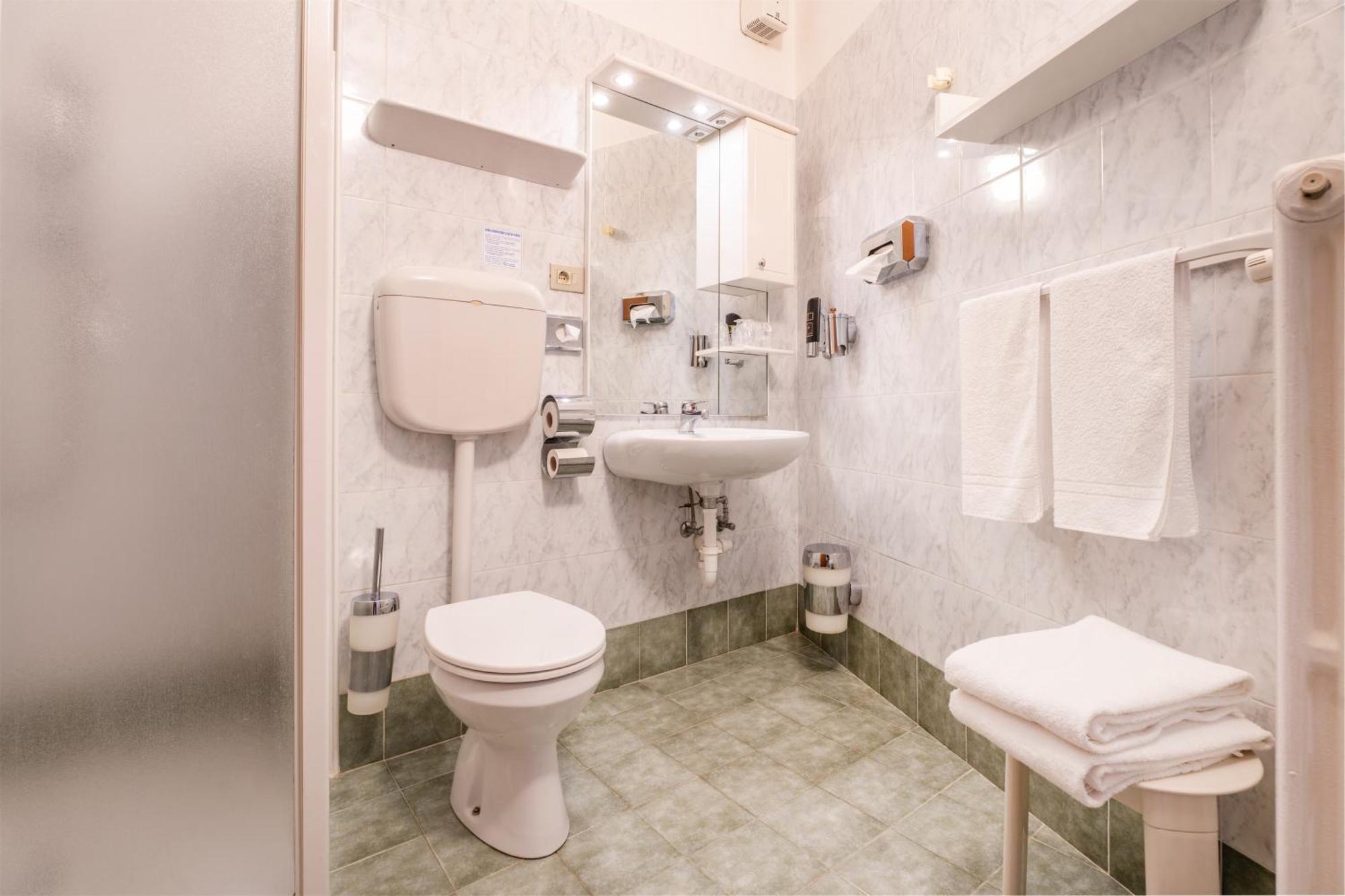 Camera Matrimoniale con Balcone e Vista Piscina