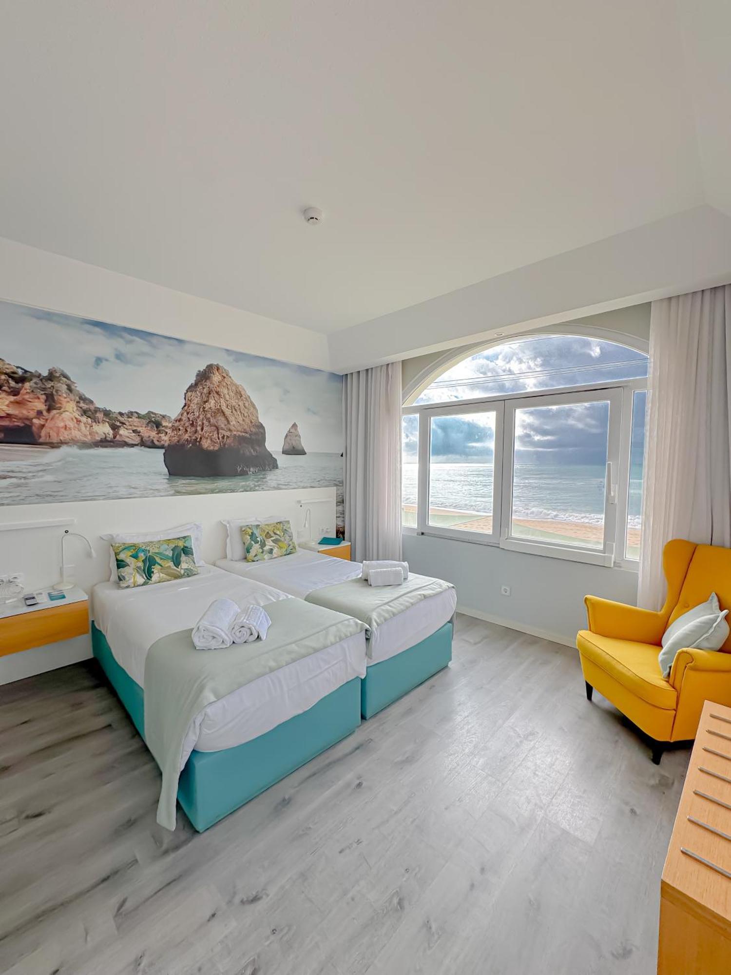Premium tweepersoonskamer met uitzicht op zee.