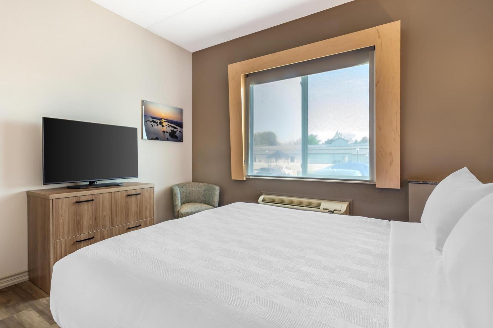 King Suite with Sofa Bed, Bath Tub and Hot Tub - Disability Access/Non-Smoking