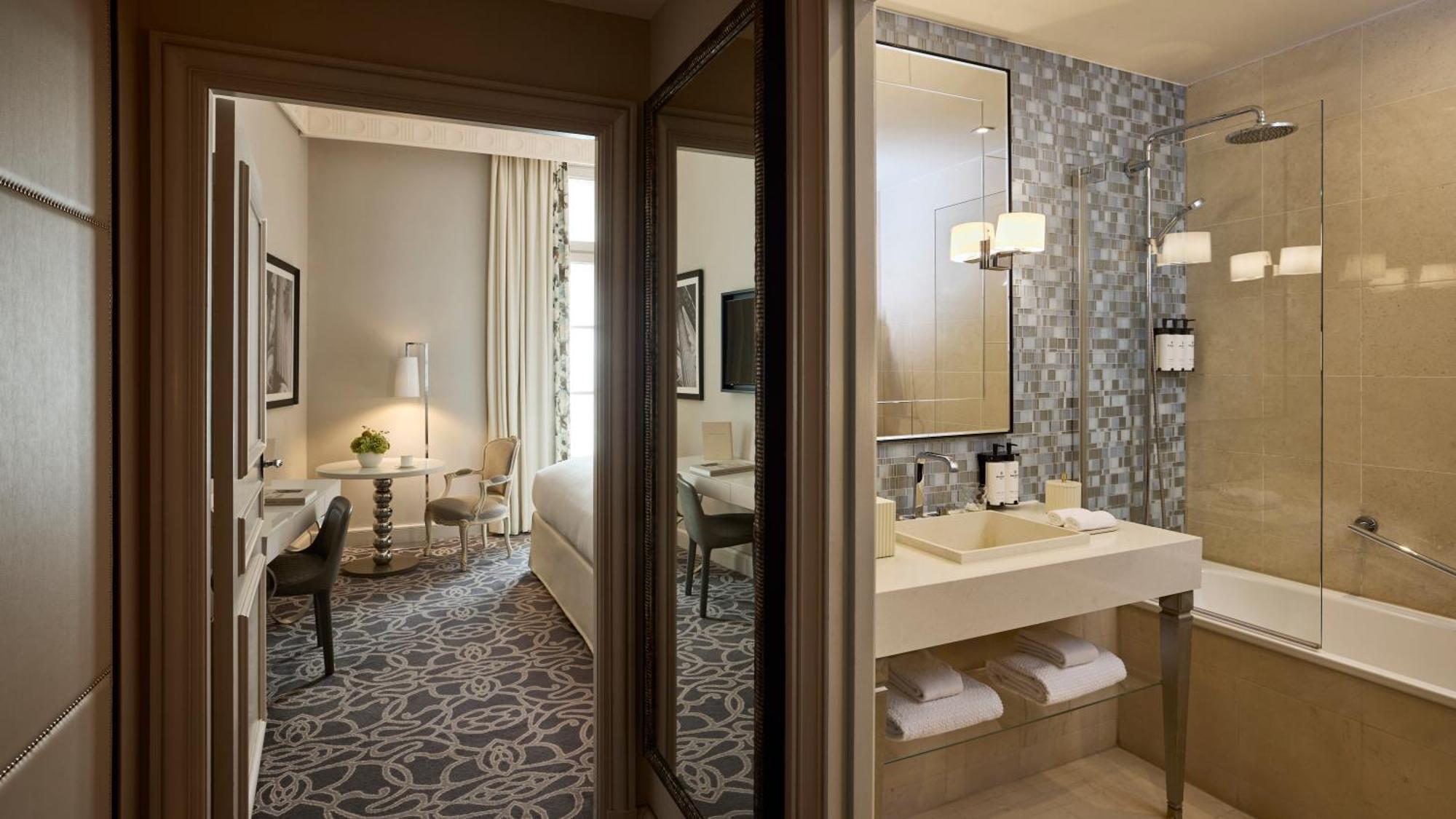 Luxury Room 1 Queen Bed