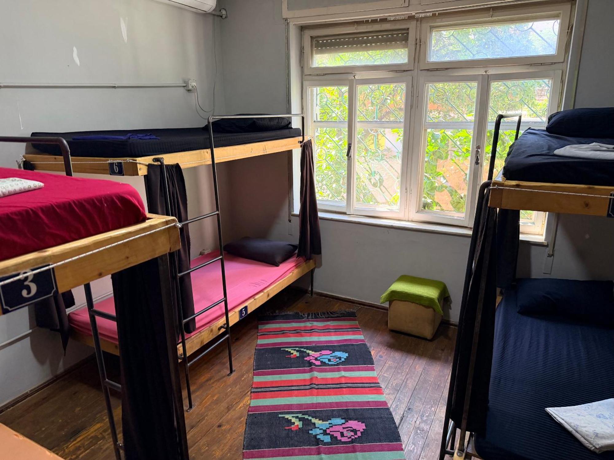 Bed in een Gemengde Slaapzaal met 6 Bedden