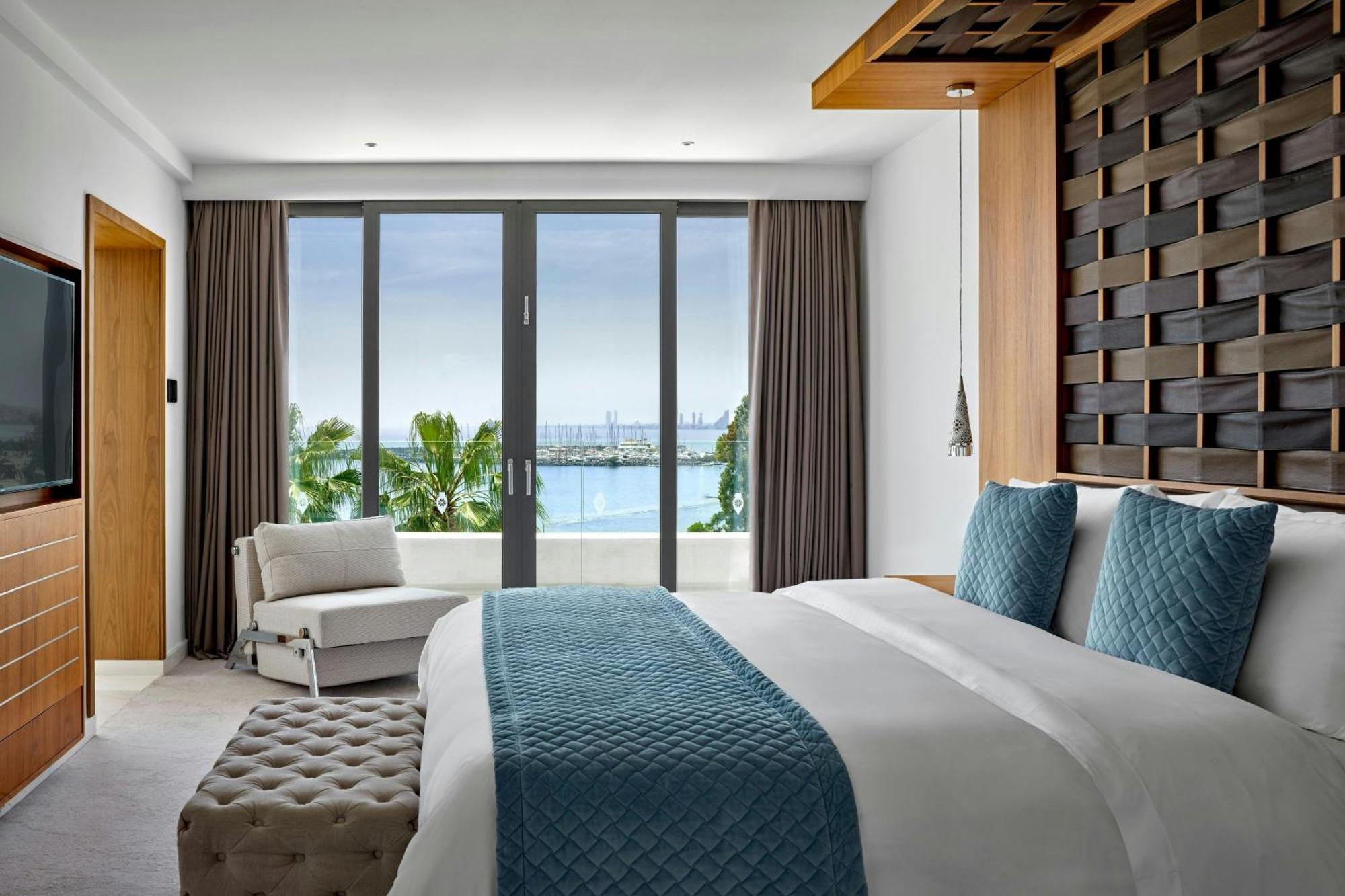 Panoramic, 1 Bedroom Larger Suite, 1 King, Sea view, Balcony