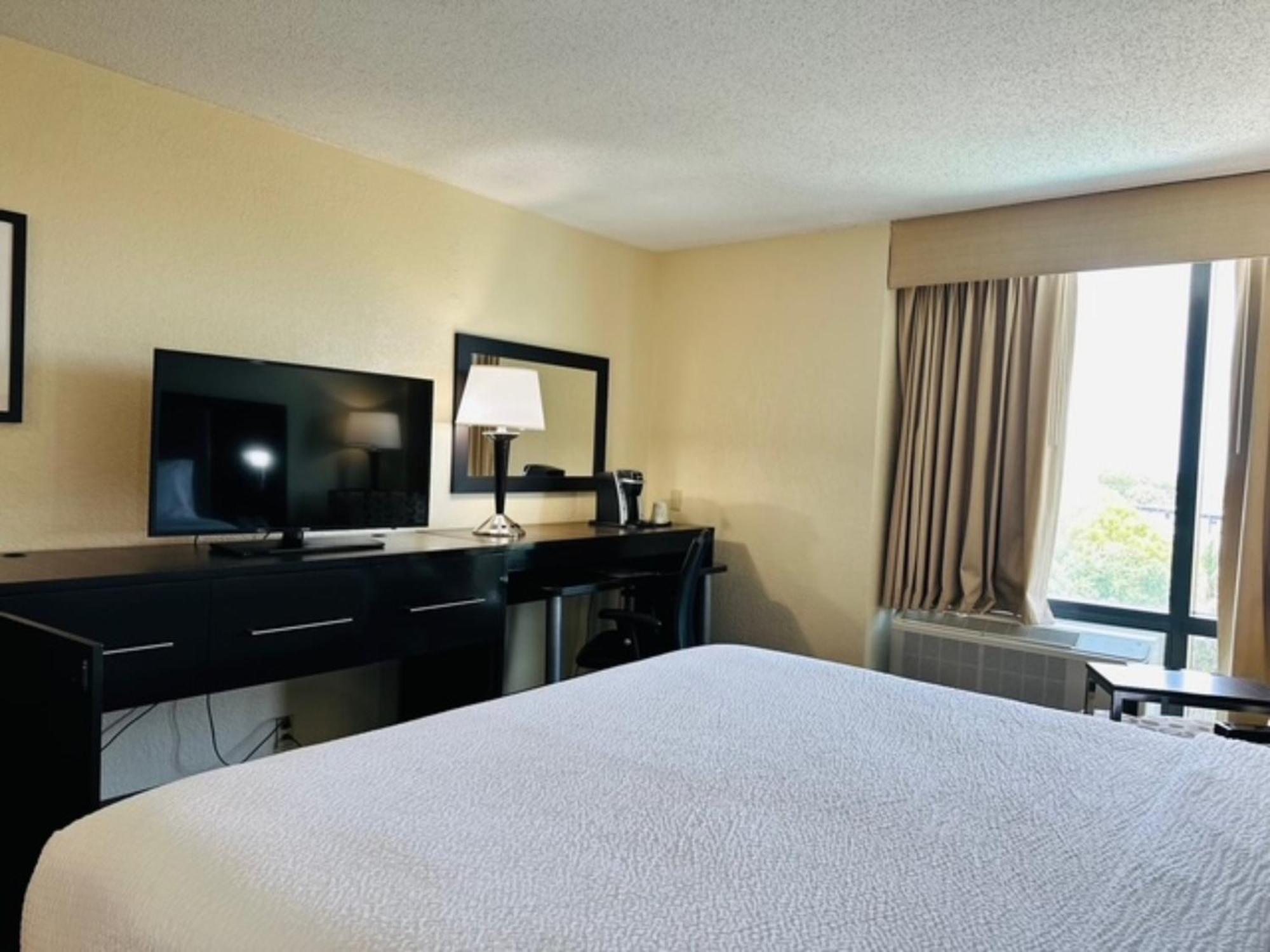 King Room - Hearing Accessible - Roll-in Shower