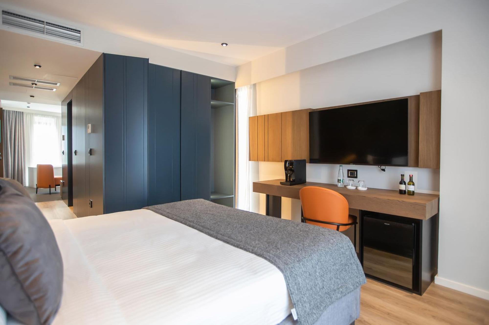 Suite with Bathtub