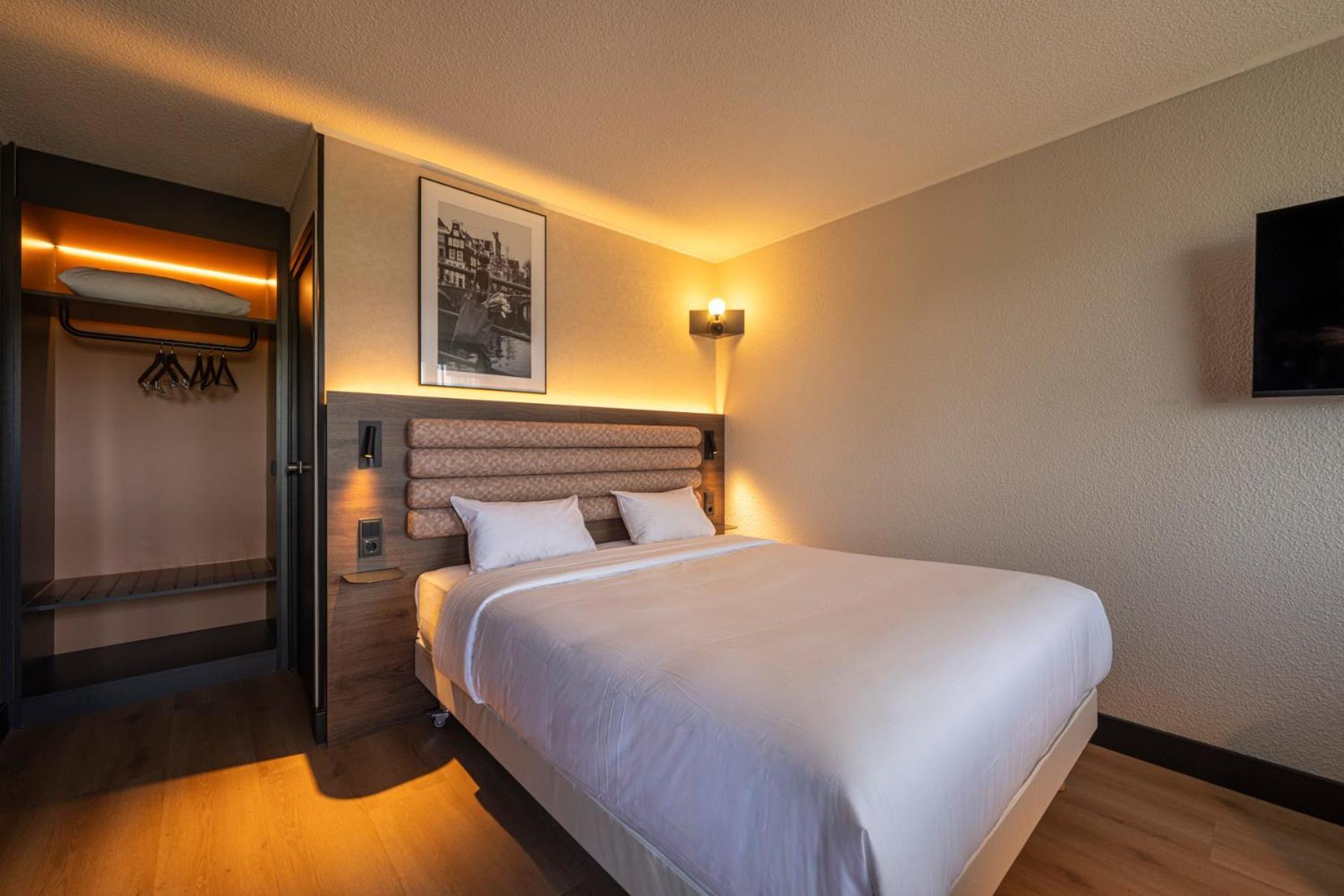 Standard Room 1 Queen Bed