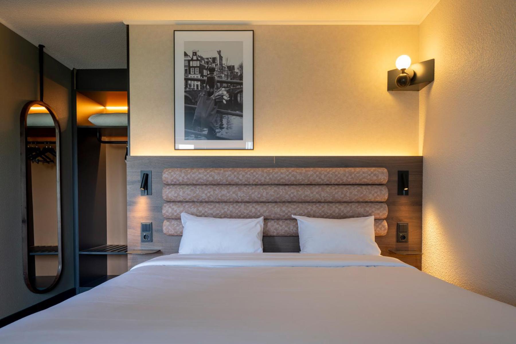 Standard Room 1 Queen Bed