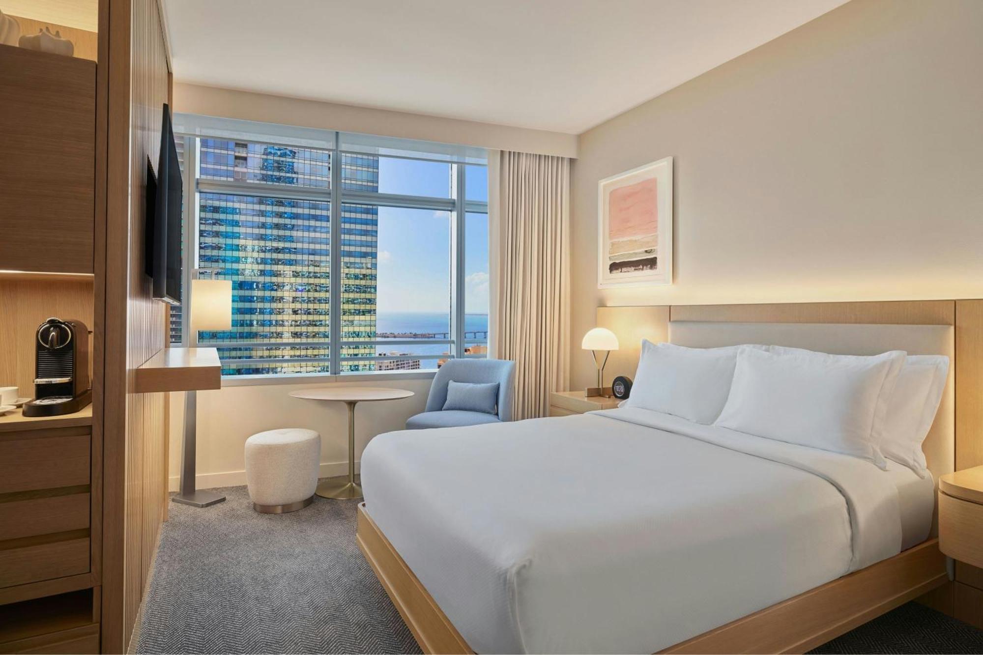 Deluxe Queen Room Bay View