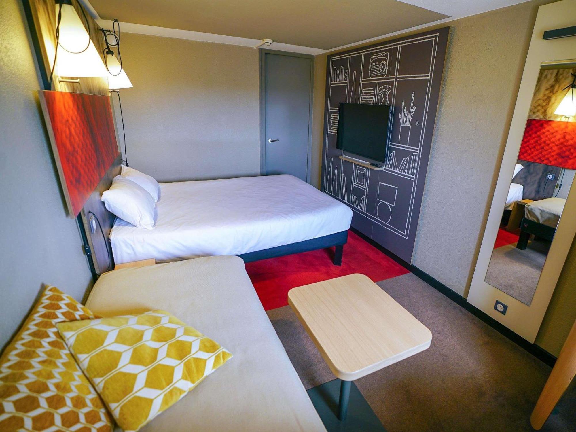 Standard Double Room One Double One Single Bed Non-Smoking