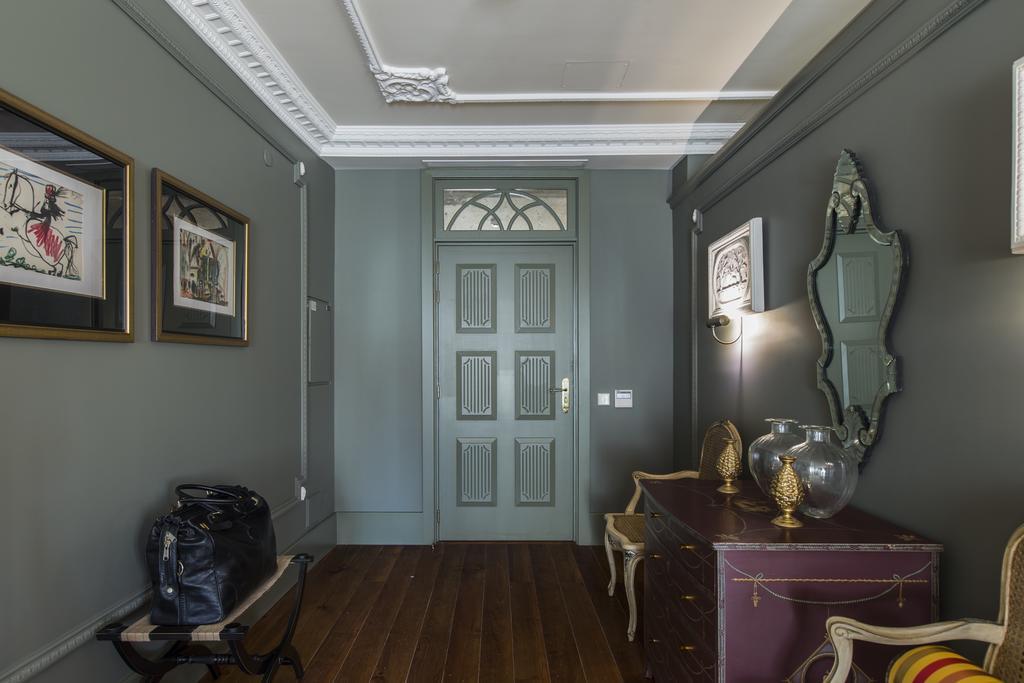 Suite with Balcony and city view,711720856:JPEG