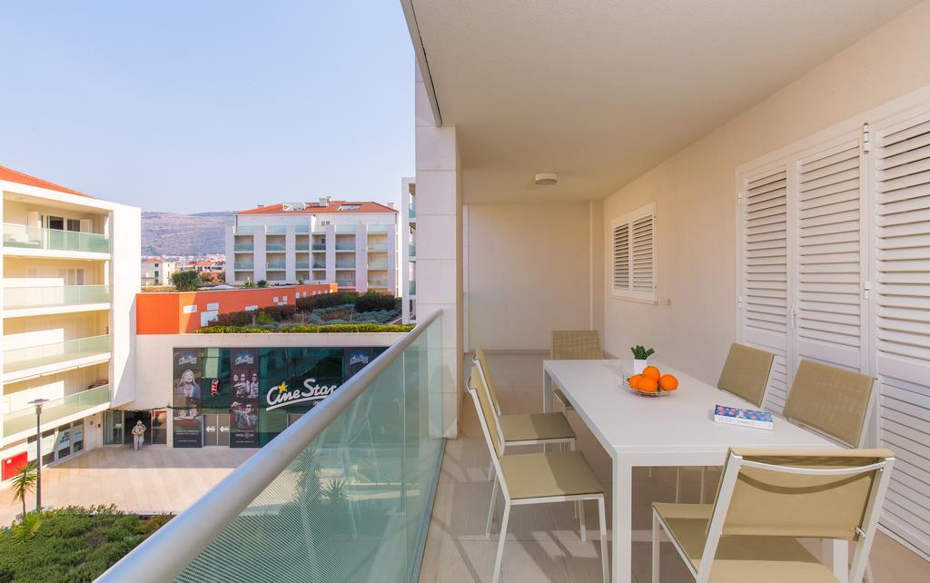 Deluxe Three-Bedroom Apartment Terrace Garden View