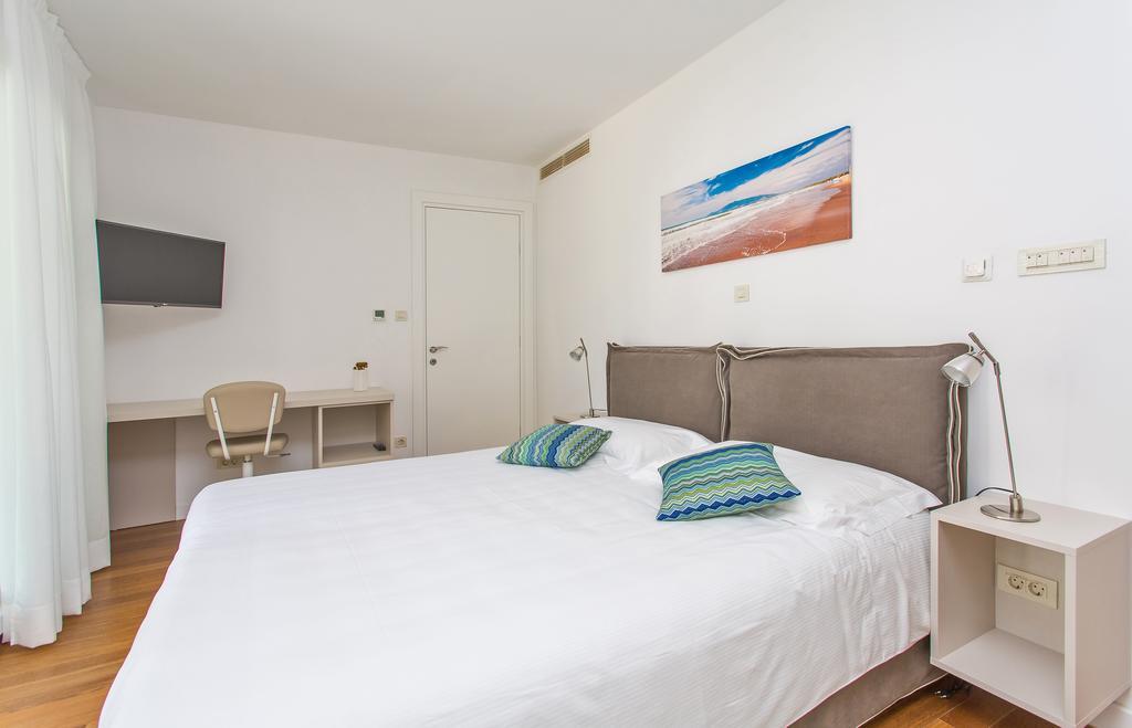 Deluxe Three-Bedroom Apartment Terrace Garden View