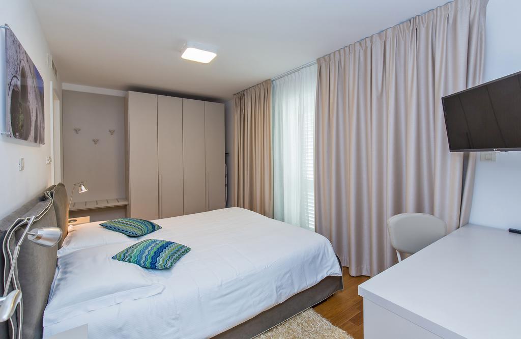 Deluxe One-Bedroom Apartment Terrace Garden View