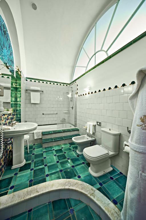 Suite met Fresco's op het Plafond en Uitzicht op Zee