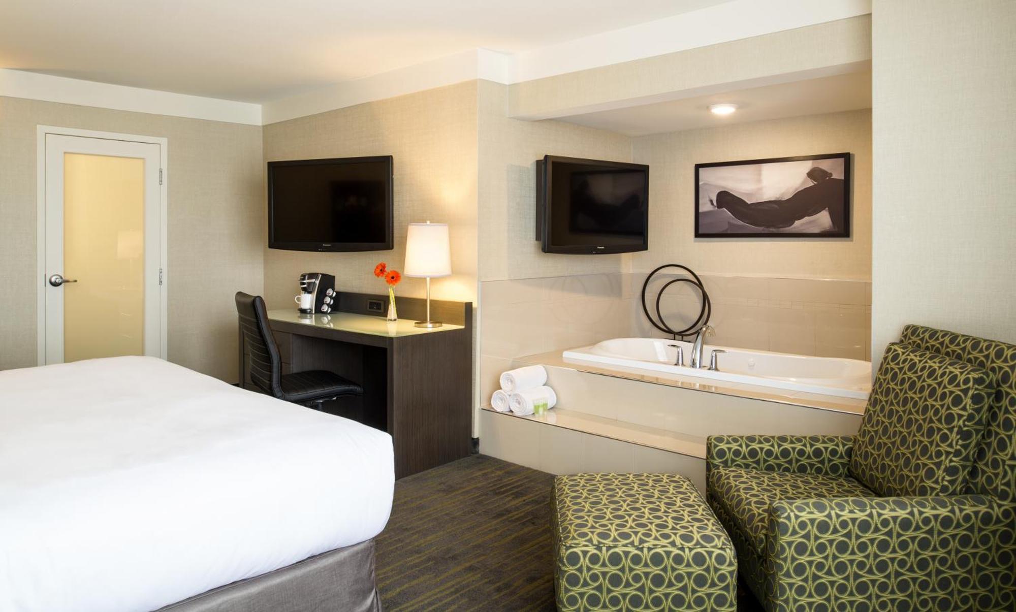 Suite Suite, Jetted Tub