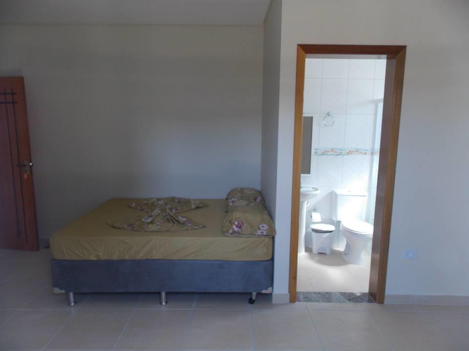 Quarto com 2 Camas de Solteiro e Chuveiro