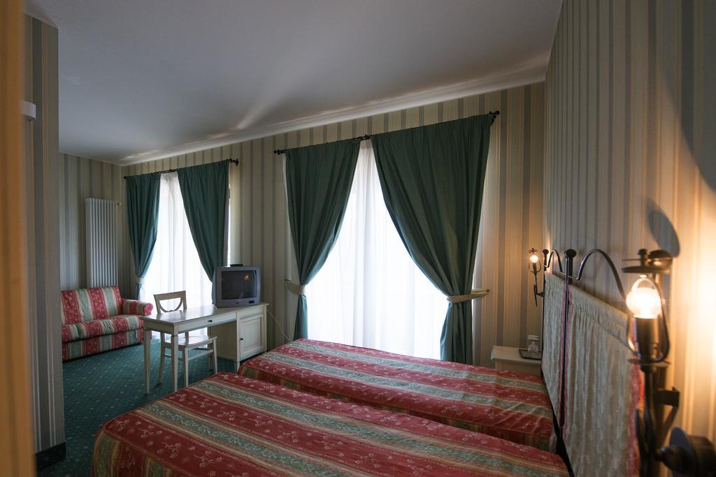 Double or Twin Room with Balcony and Lake View,413779443:JPEG