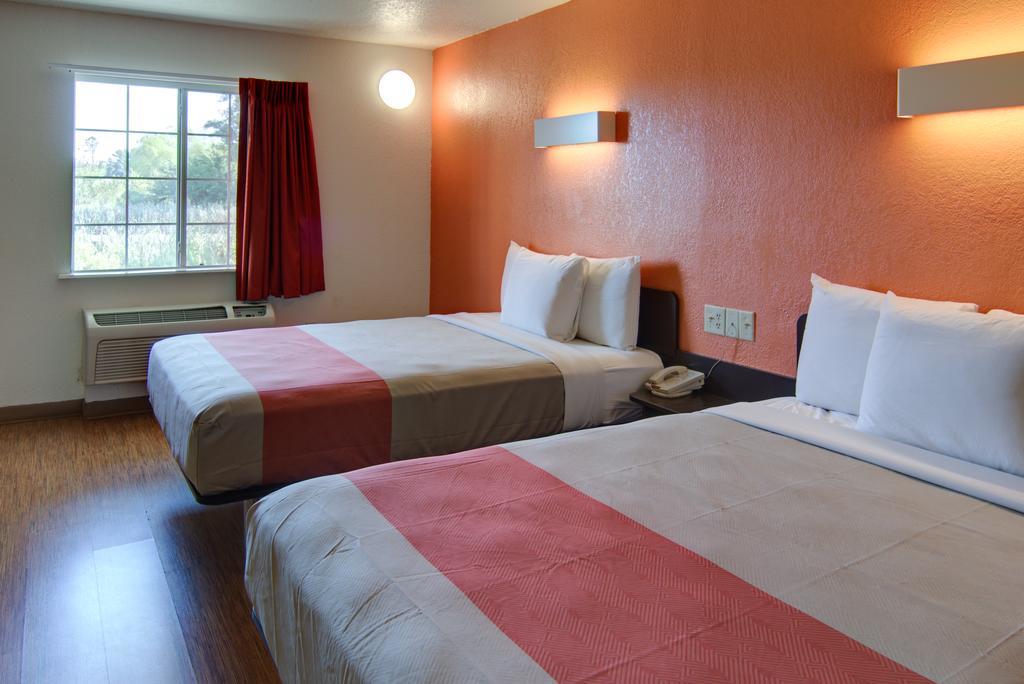 Queen Room with Two Queen Beds - Non-Smoking,706583890:JPEG