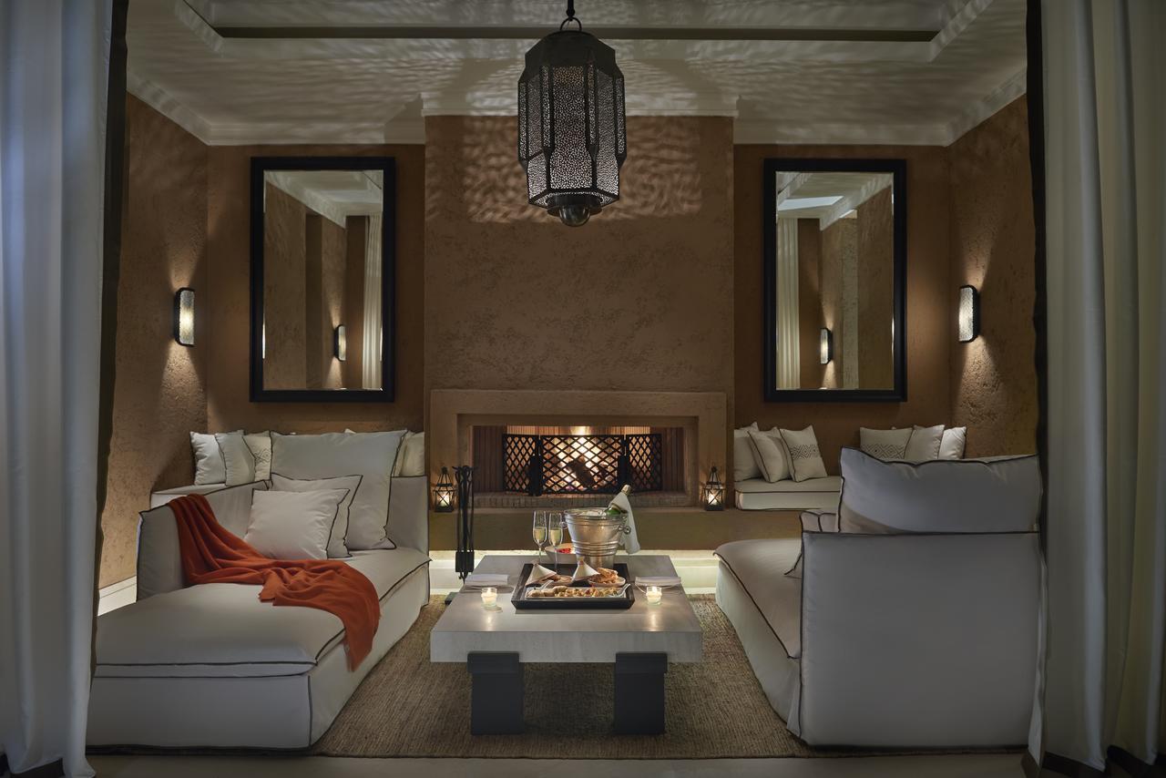 Villa Oriental com 2 Quartos e Piscina