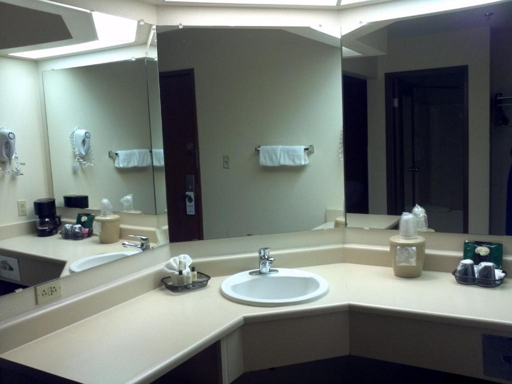 Queen Room - Disability Access - Non-Smoking