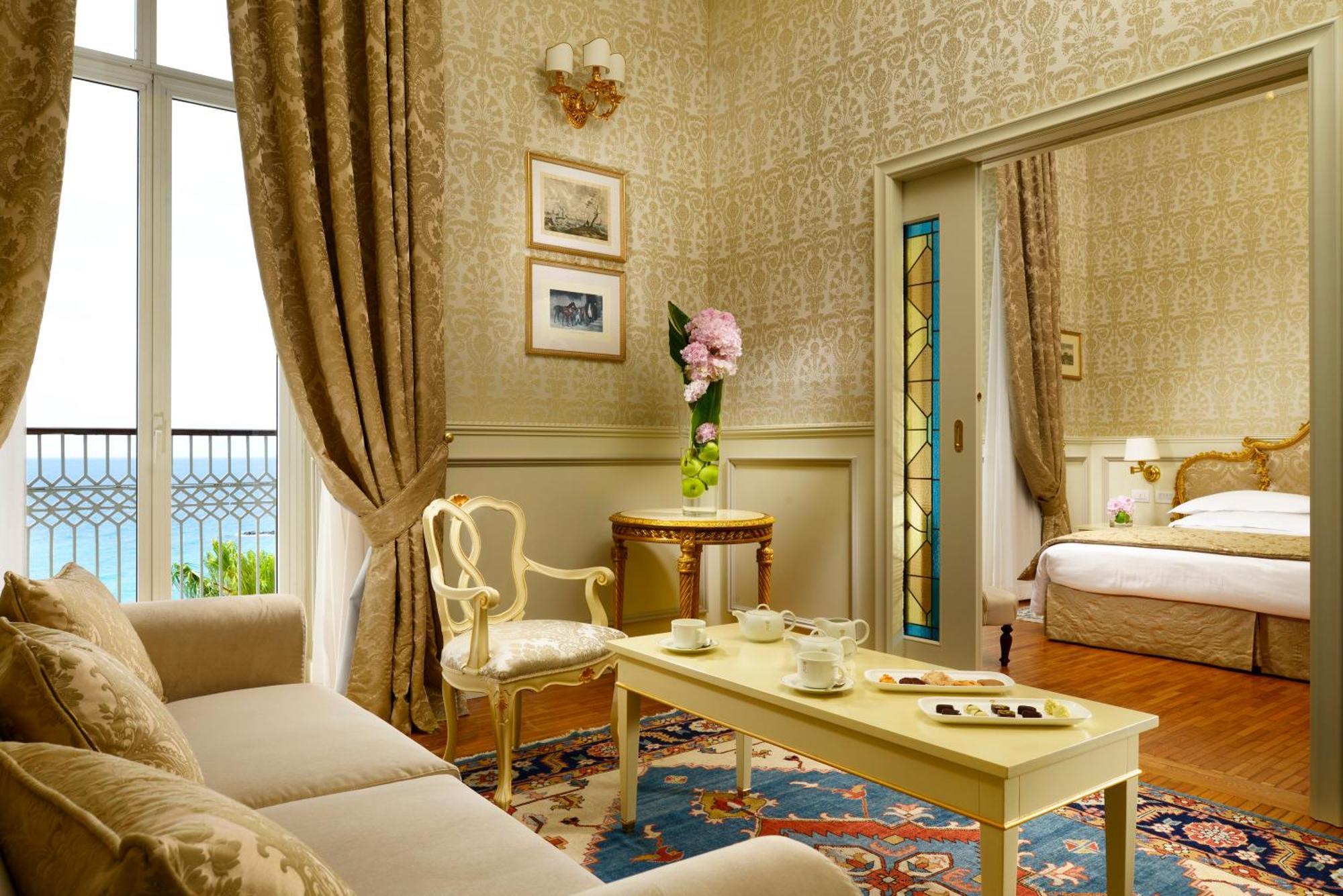 Suite met Queensize bed en Balkon - Uitzicht op Zee