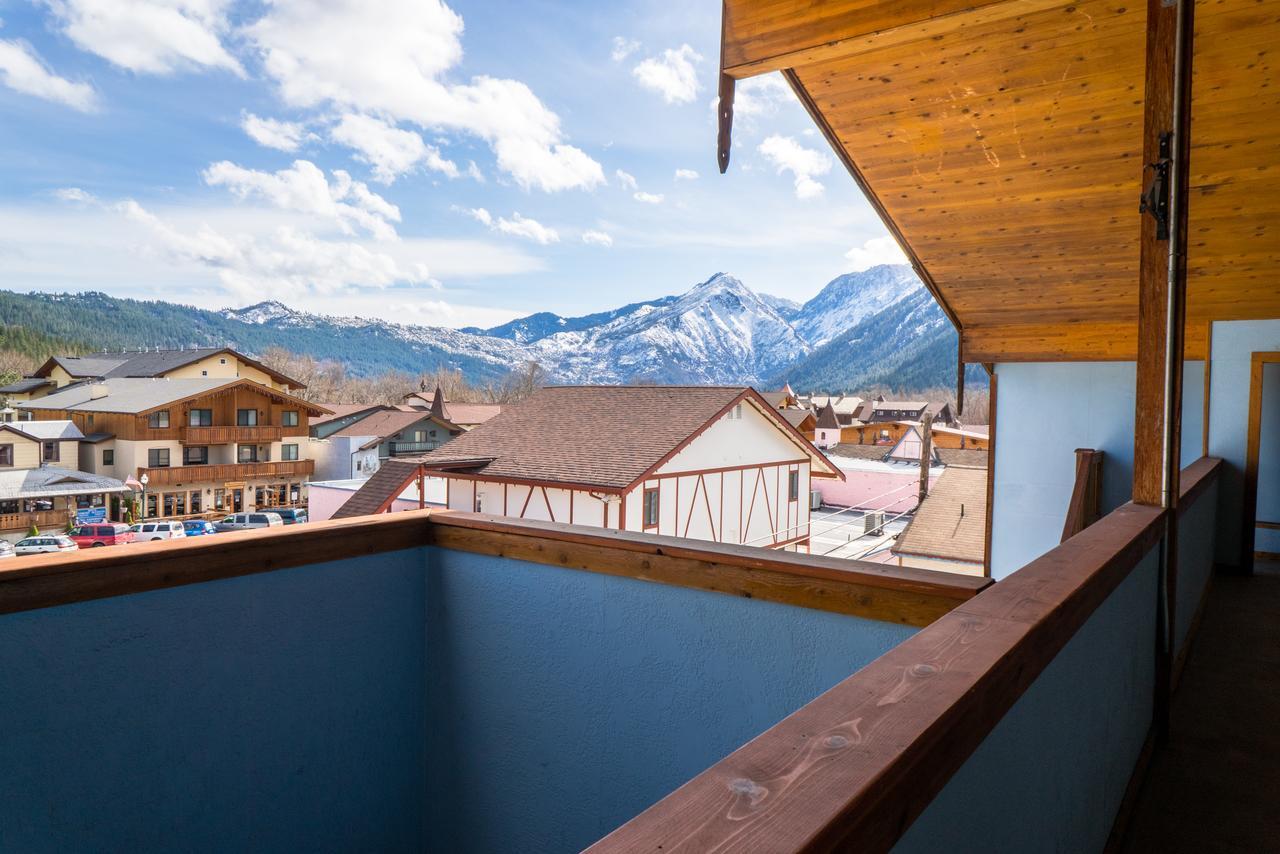 Dream Suites 2: 1 Bedroom with Balcony (located behind the Inn on Front Street)