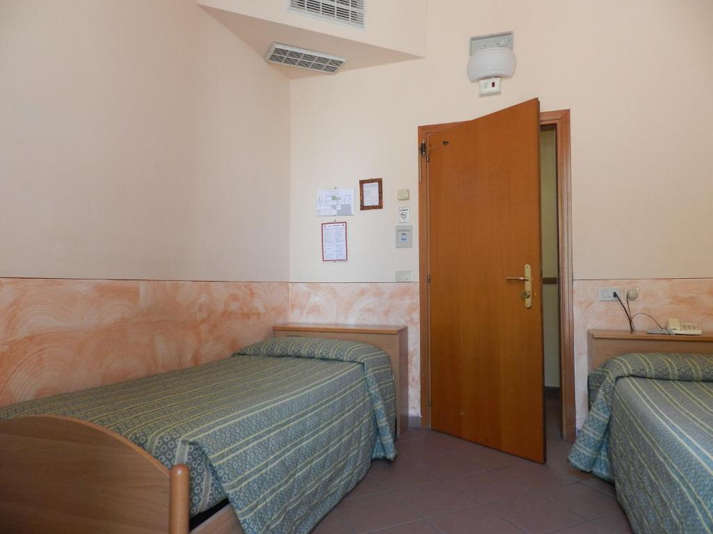 Quarto Econômico com 2 Camas de Solteiro e Banheiro Compartilhado