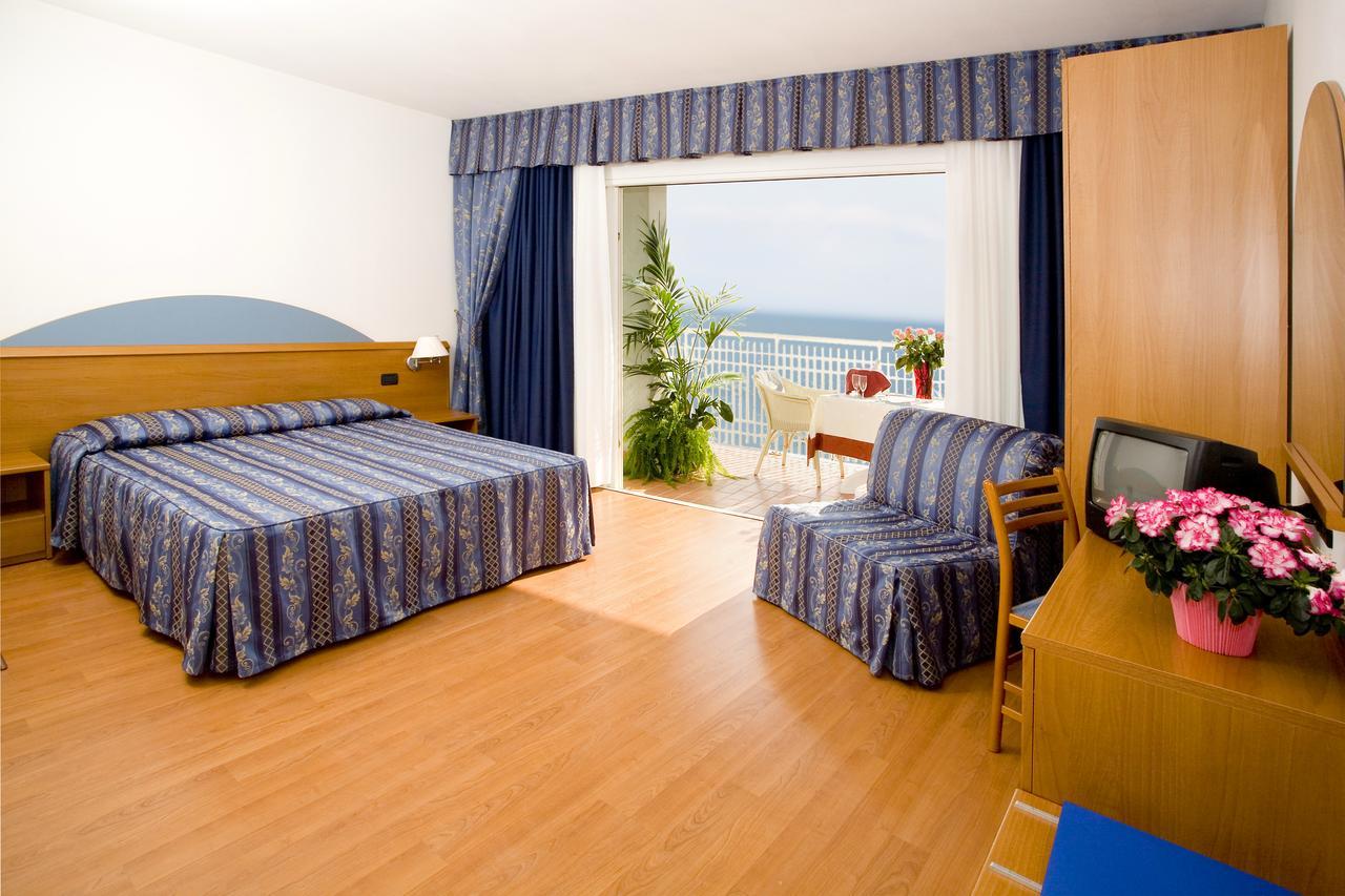 Camera Tripla Comfort con Vista Mare Frontale