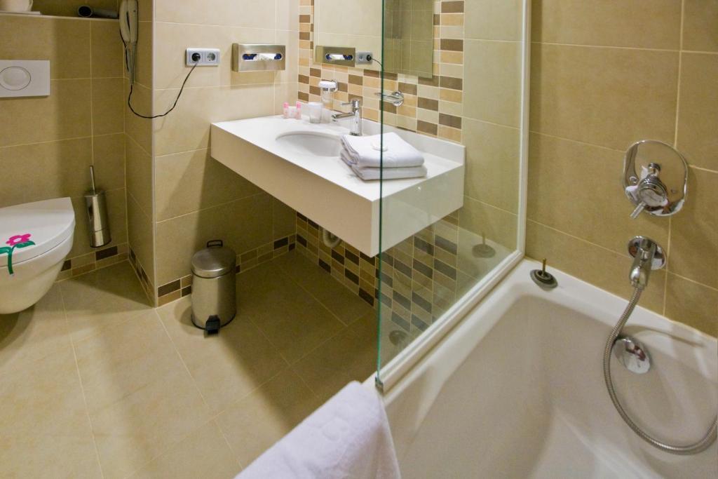 Family Room (2 Adults + 2 Children),65033824:JPEG