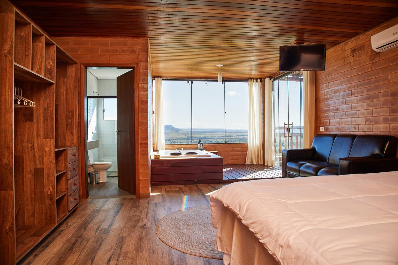 Quarto com Cama King-size e Banheira de Hidromassagem