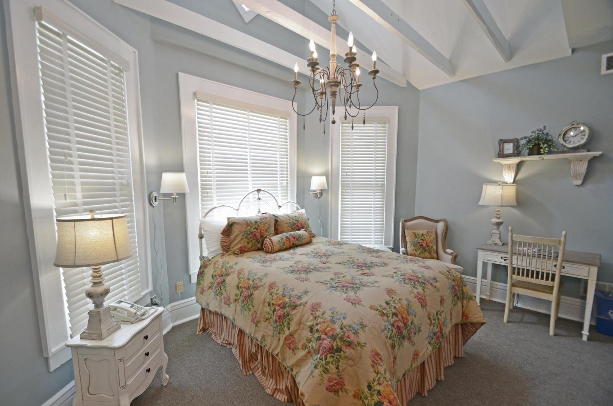 Queen Room - Non-Smoking,698215449:JPEG