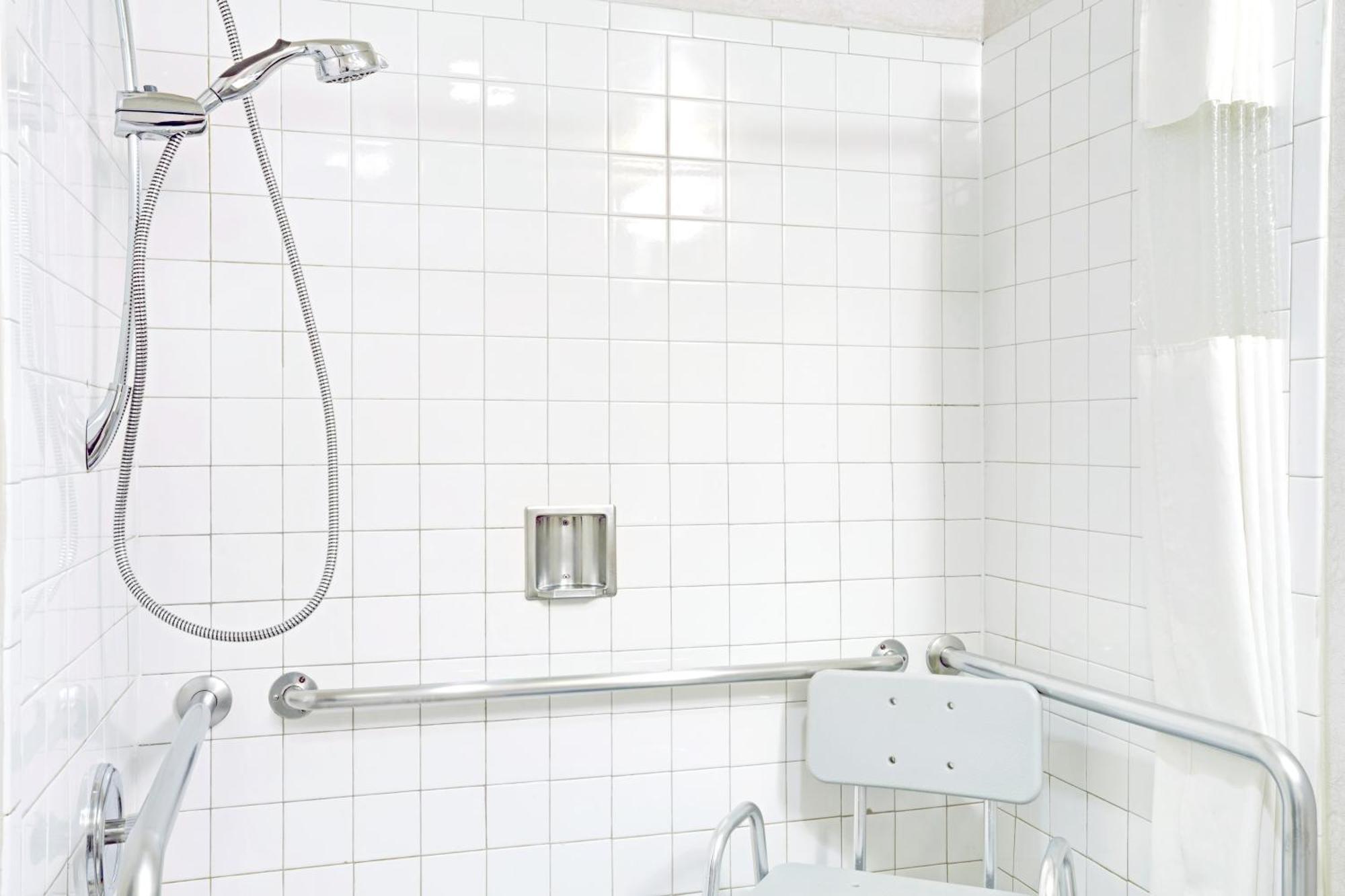 Quarto com Cama King-size e Chuveiro Acessível a Cadeirantes - Acesso para Hóspedes com Mobilidade Reduzida / Não Fumantes