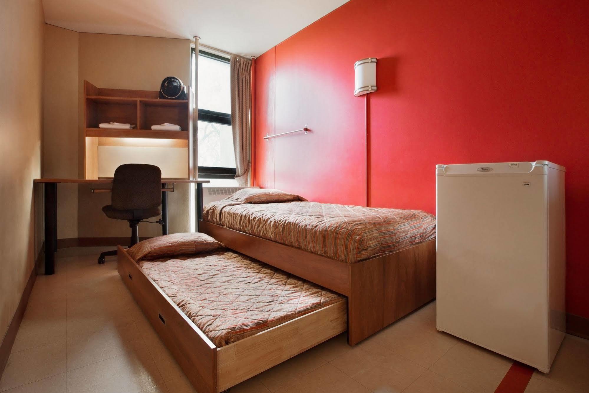 Quarto com 2 Camas de Solteiro e Banheiro Compartilhado
