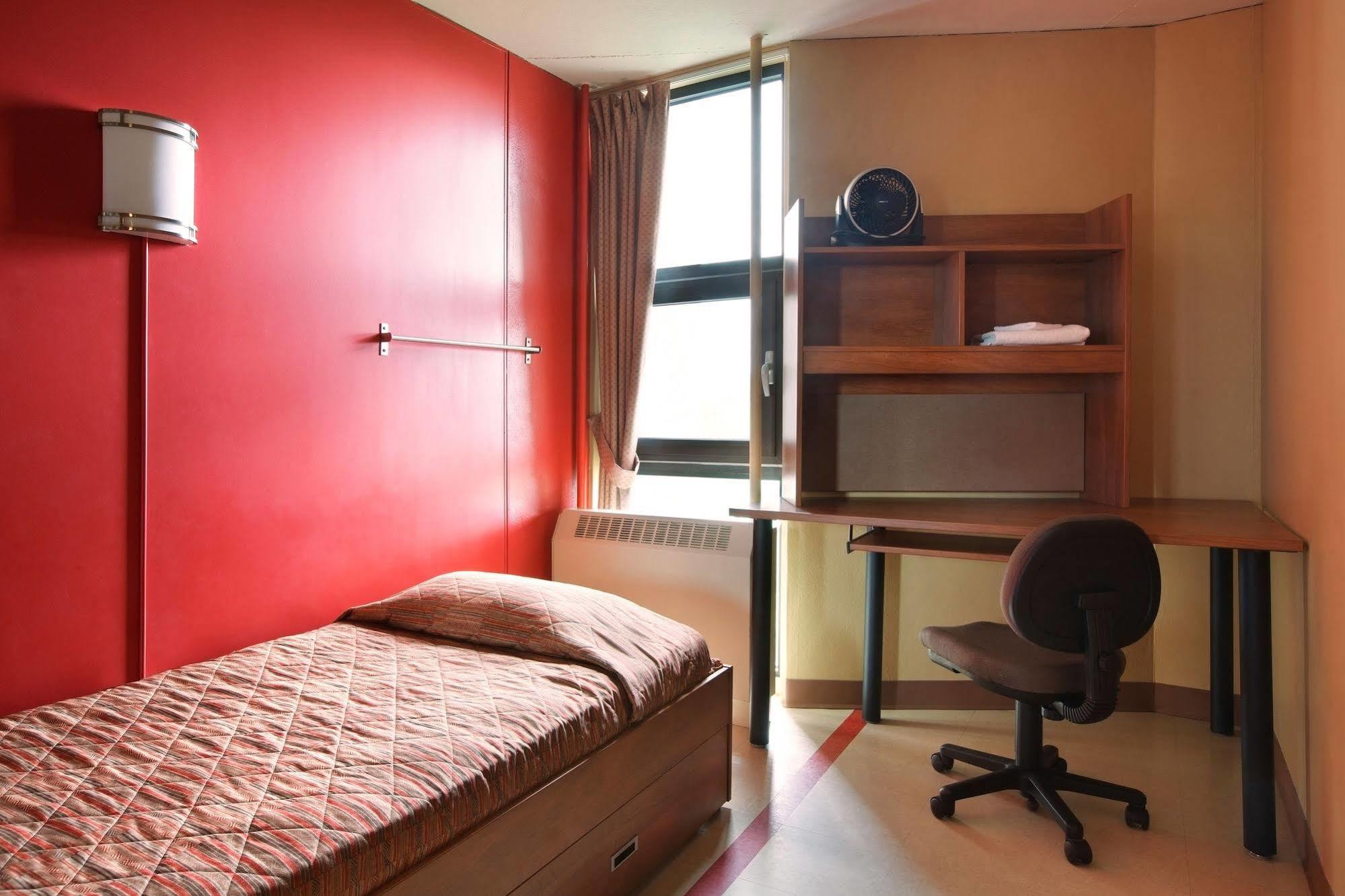 Quarto Individual Superior com Banheiro Compartilhado