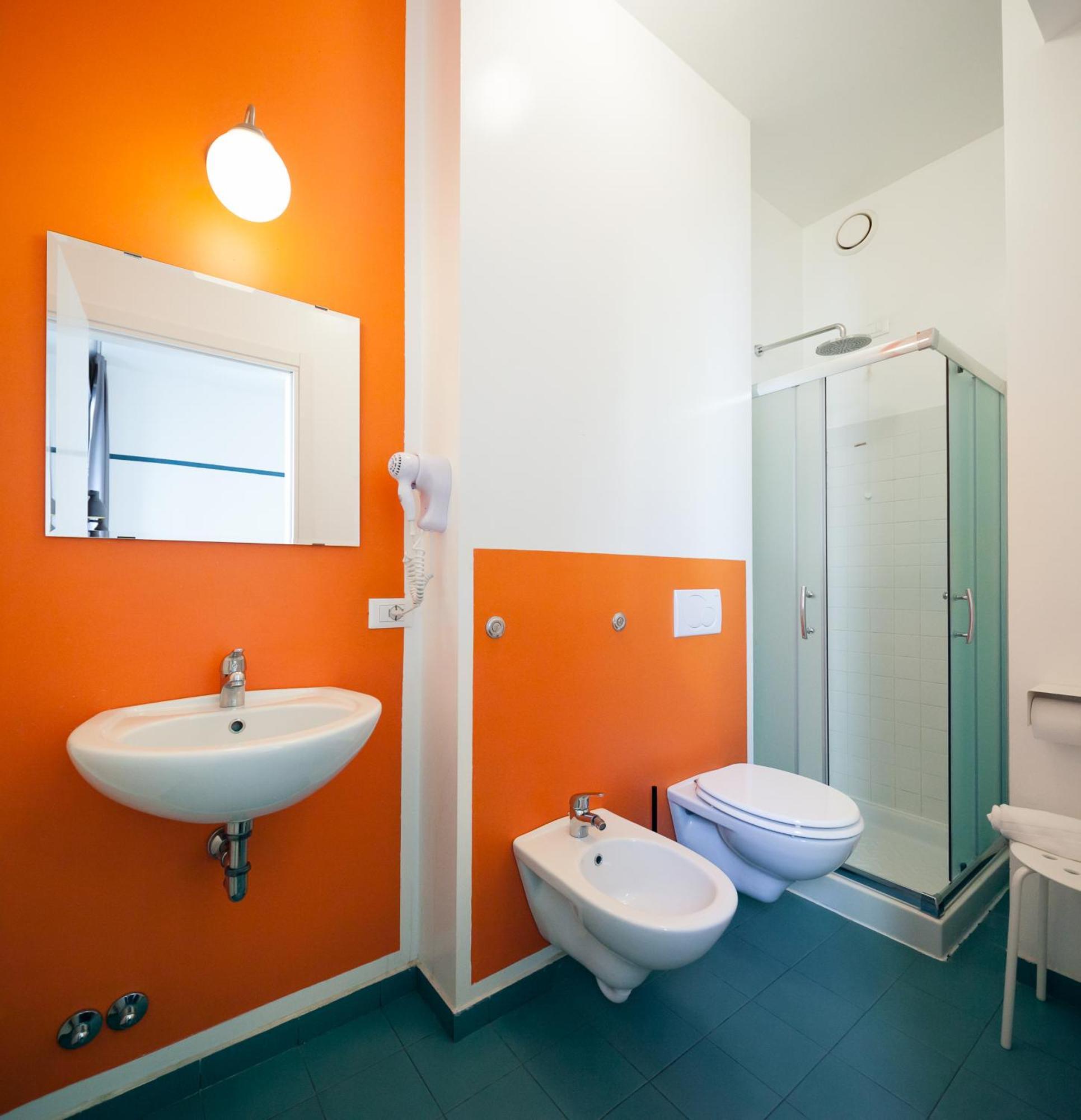 Posto Letto in Dormitorio Misto con 6 Letti