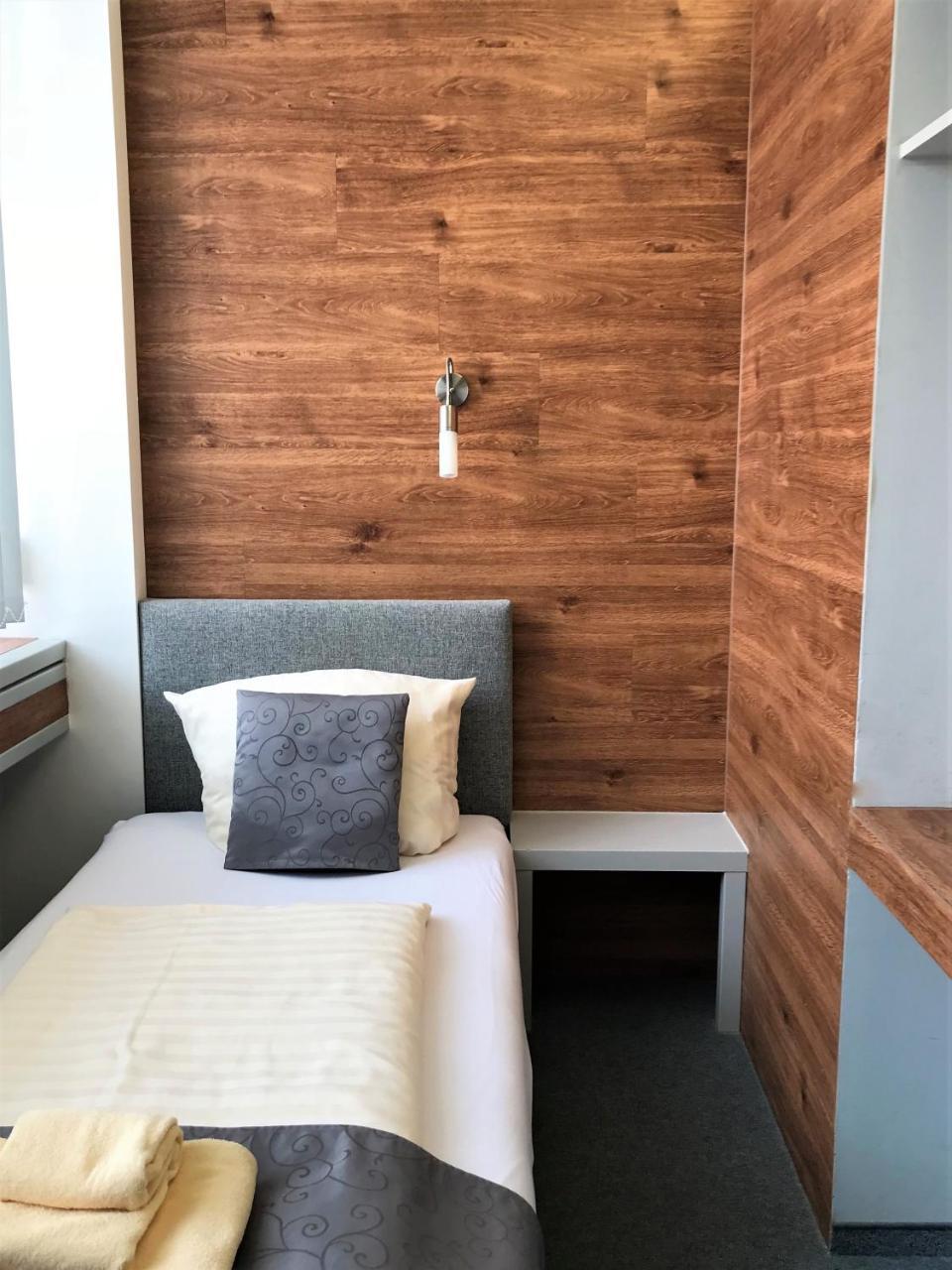 Single Room,724398538:JPEG