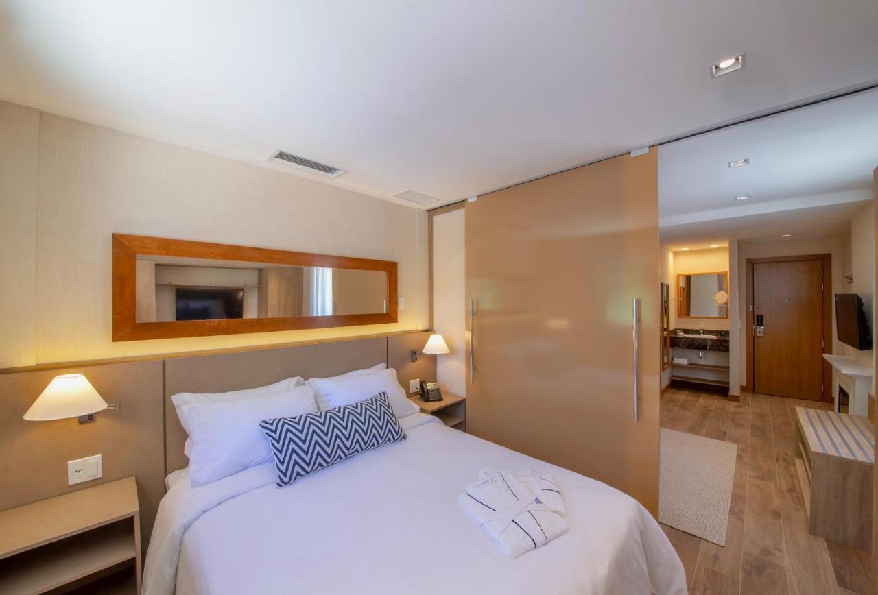 Quarto Superior com Cama Queen-size e Vista da Piscina - Não Fumantes