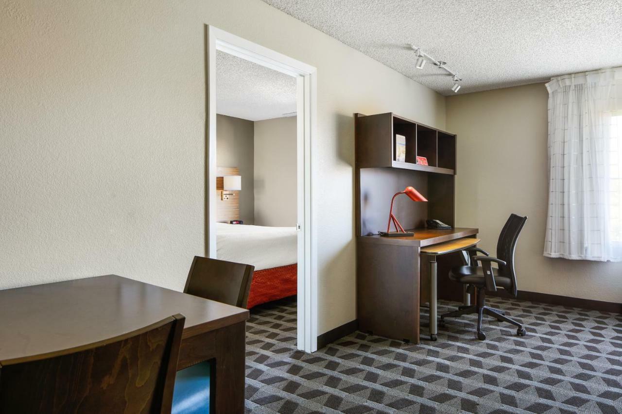 One-Bedroom Queen Suite with Queen Bed and Sofa bed
